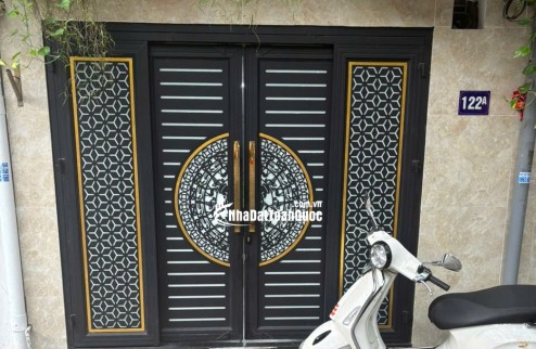 Bán nhà tầng 1 khu tập thể Nghĩa Tân 55m², ô tô đỗ cửa, sổ đỏ chính chủ, vị trí đẹp